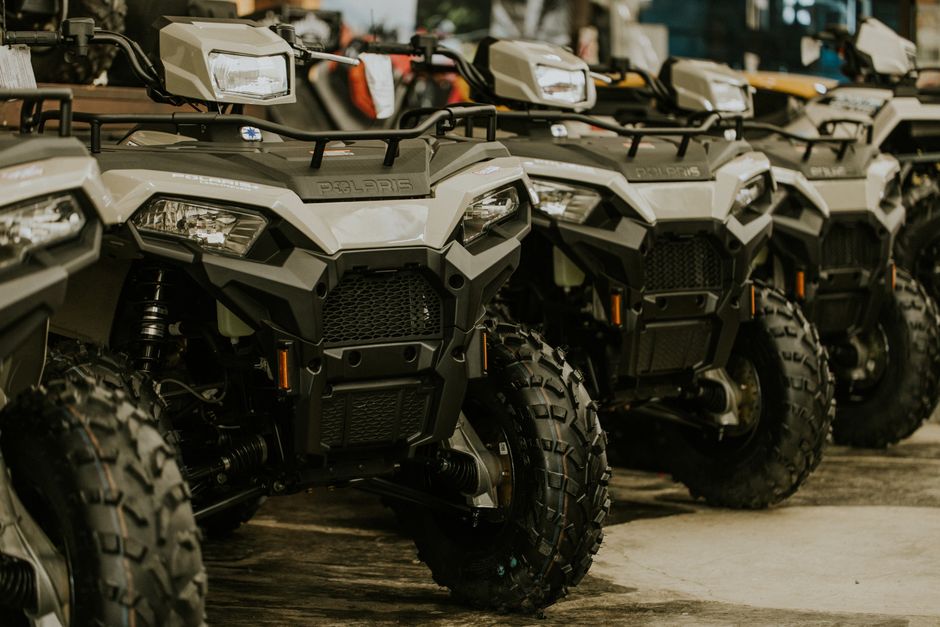 Remorque quad moto attachée à un véhicule tout terrain sur un chemin forestier